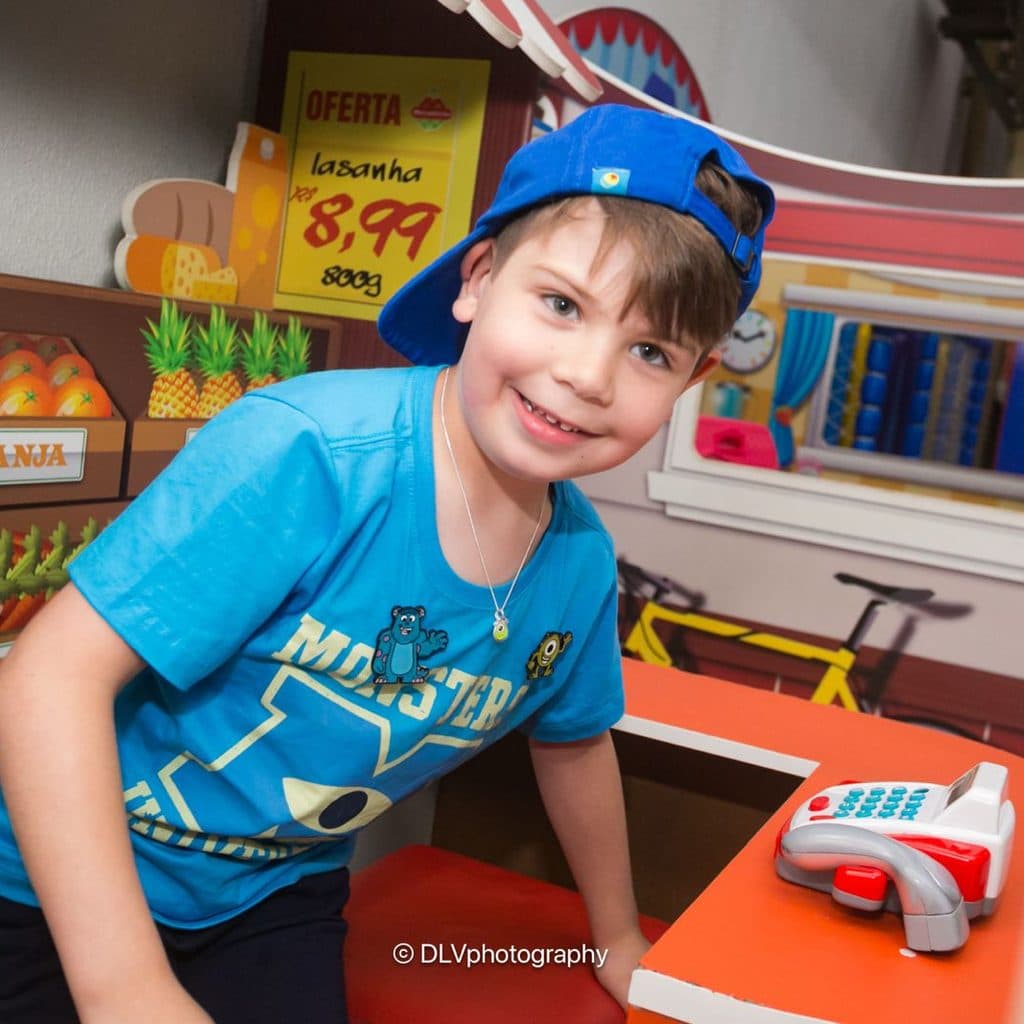 Menino brincando no mercadinho infantil do Buffet Oceano Mágico, em Guarujá