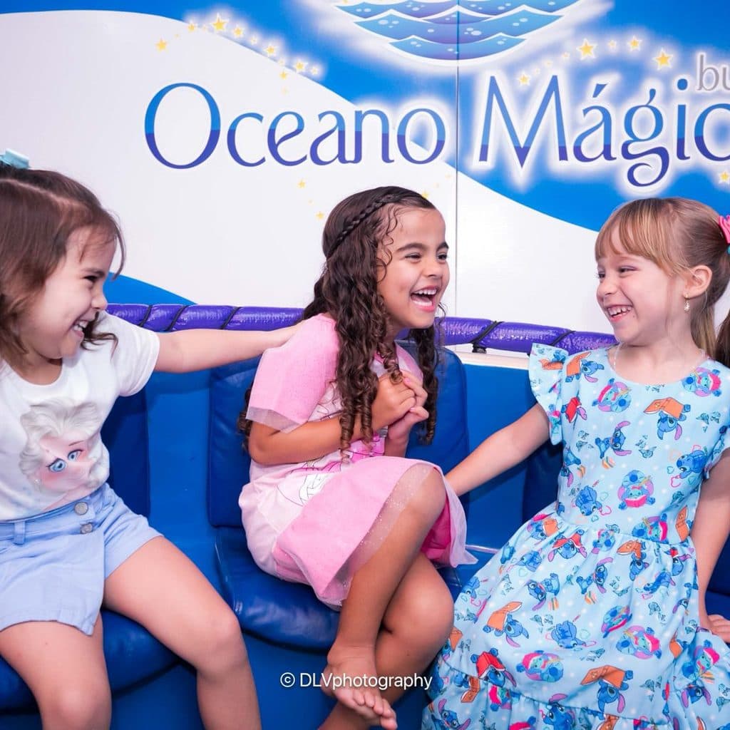 Três meninas sentadas no espaço de brinquedos do Buffet Oceano Mágico, Guarujá