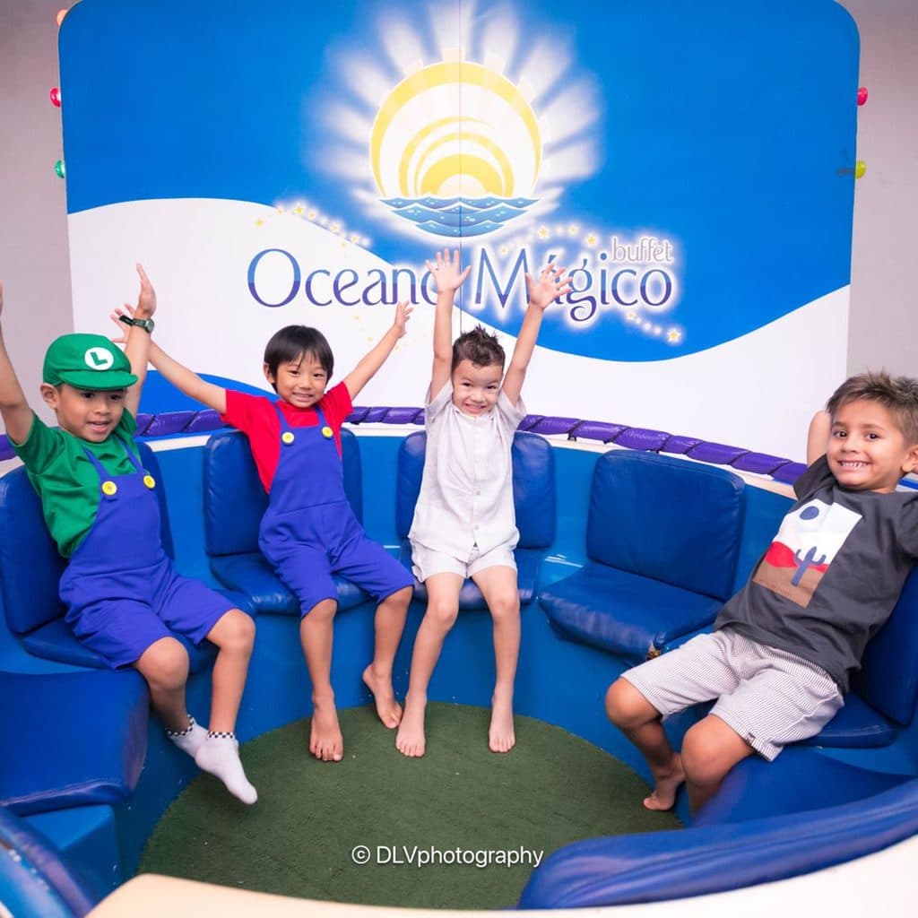 Grupo de crianças brincando no Buffet Oceano Mágico, buffet infantil em Guarujá