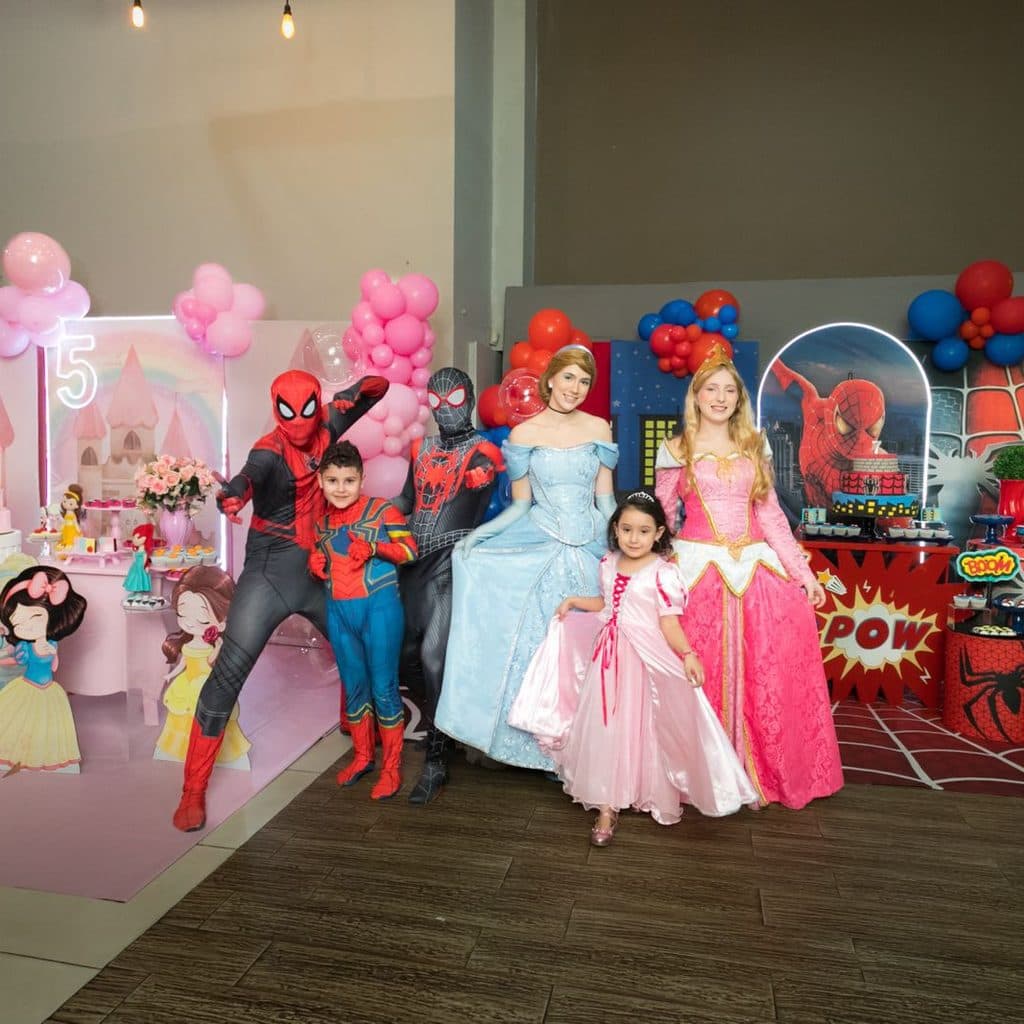 Aniversariantes com personagens princesa e Homem-Aranha no Buffet Oceano Mágico, Guarujá