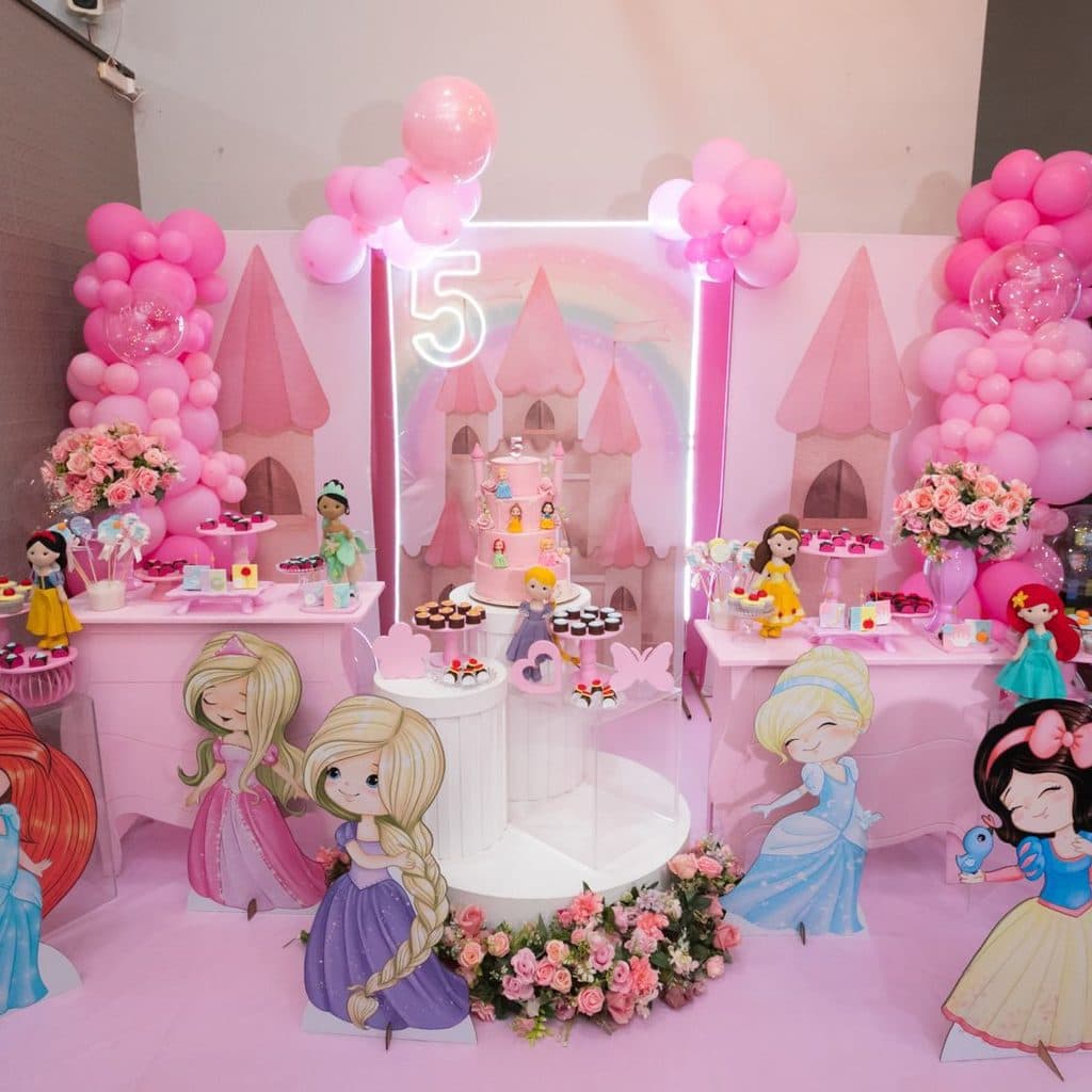 Decoração de festa infantil tema princesas montada em Guarujá