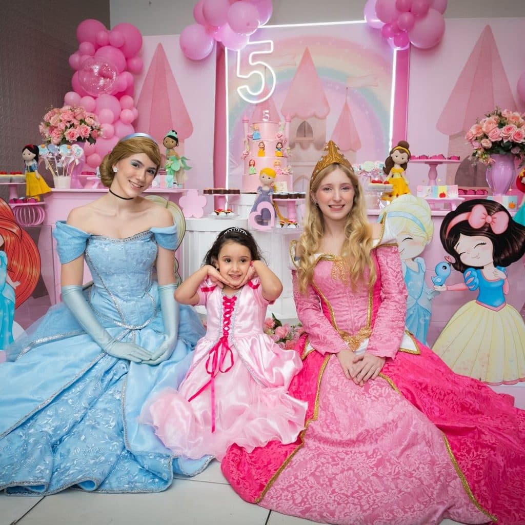 Personagens princesas com a aniversariante em festa no Buffet Oceano Mágico, Guarujá