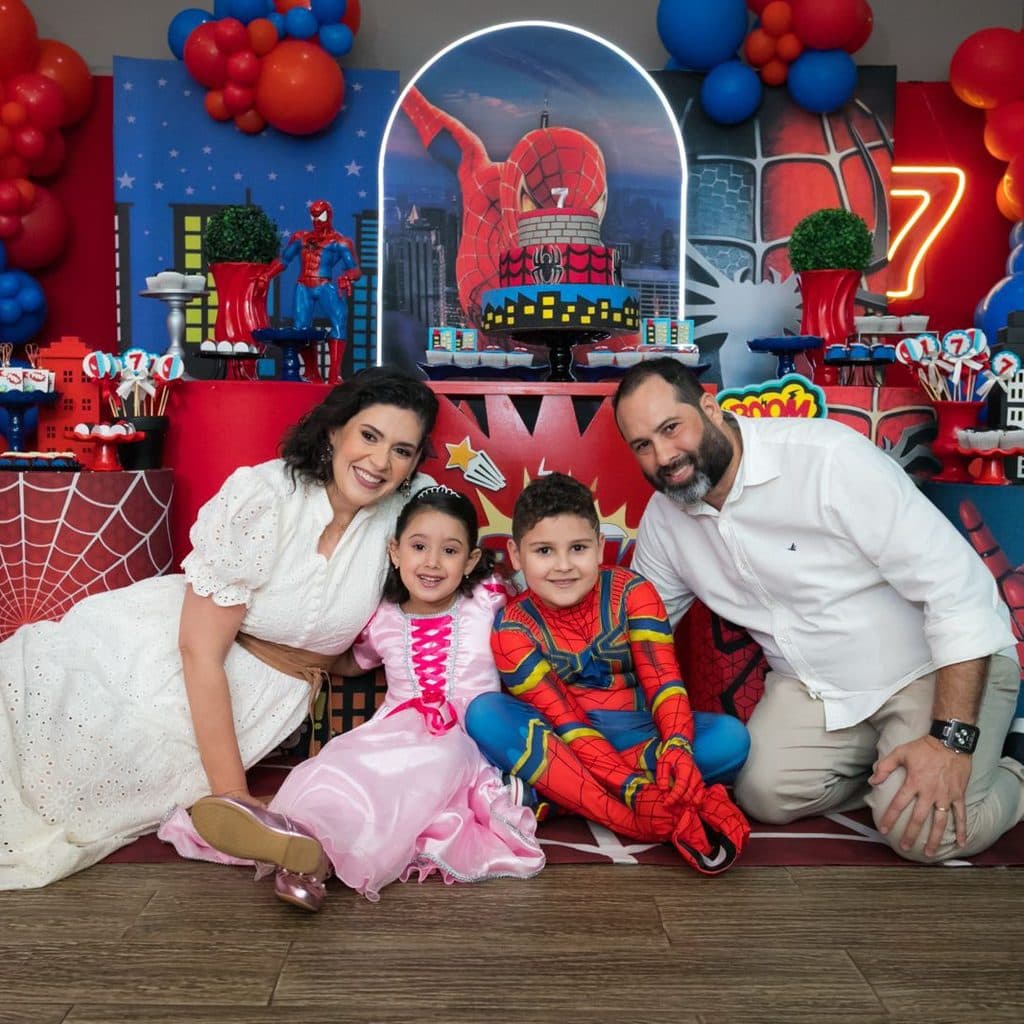 Família reunida na decoração tema Homem-Aranha em Guarujá