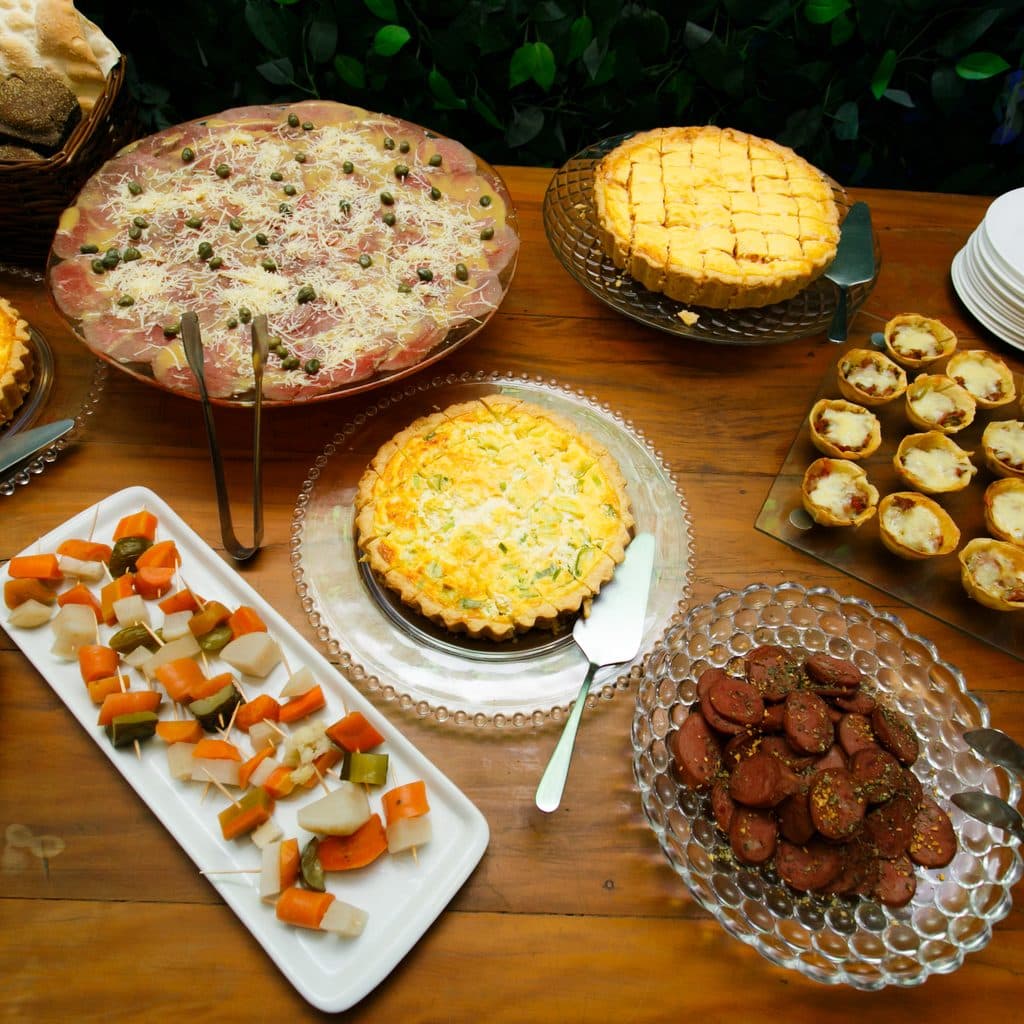 Mesa de salgados e tortas do Buffet Oceano Mágico, buffet infantil em Guarujá