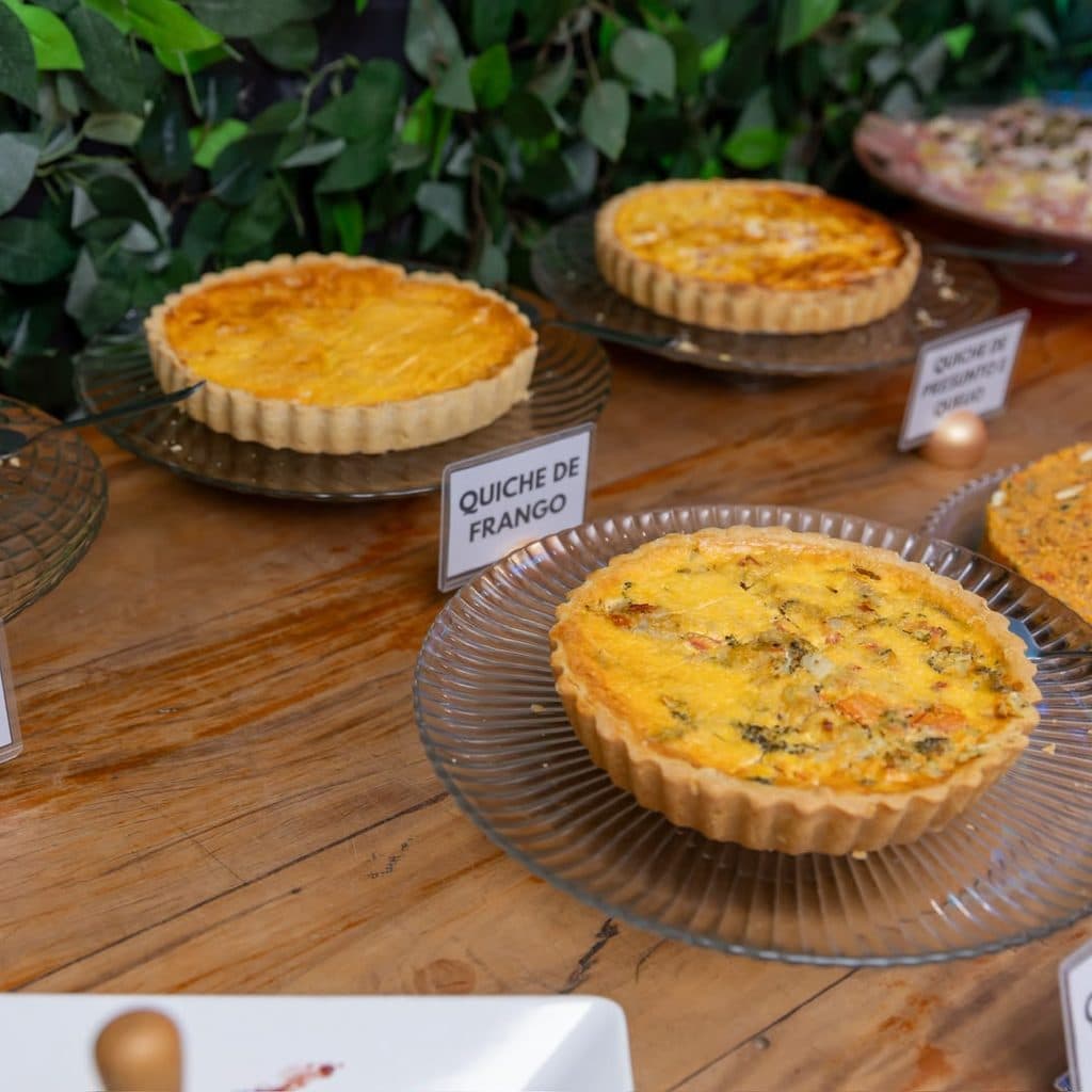 Quiches artesanais servidos em festa infantil no Buffet Oceano Mágico, Guarujá