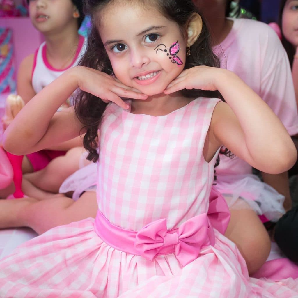 Menina com pintura facial de borboleta em festa no Buffet Oceano Mágico, Guarujá